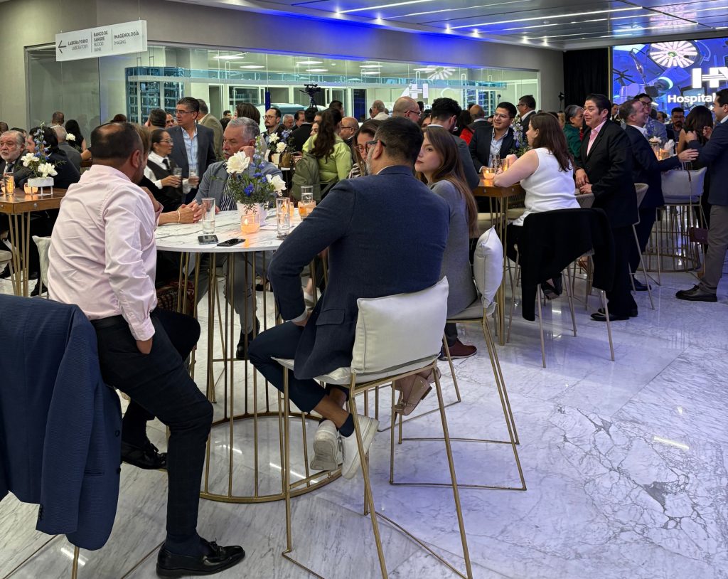 Directivos, médicos y personal durante el cóctel de bienvenida ofrecido por Hospital Angeles para el XI Congreso Médico Angeles.