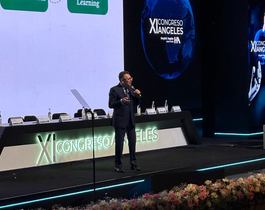 Ponente especializado frente a los asistentes del XI Congreso Médico del Hospital Angeles, exponiendo temas relevantes para la industria médica.