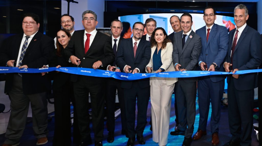 Principales actores en la presentación del Sistema de Cirugía Robótica Hugo RAS en México gracias a Hospital Angeles Health System