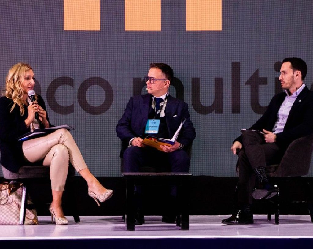 Personajes reunidos en el panel de WOBI 2025 de Multiva.