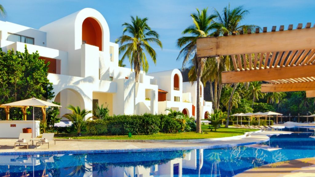 Instalaciones de Hotel Camino Real en destino de playa en México.