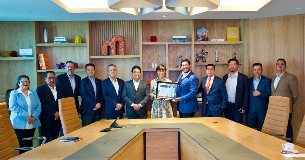 Directivos de Multiva reciben la certificación de datos financieros seguros.