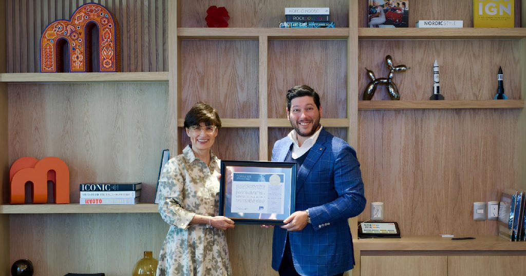 La Lic. Caballero recibe la certificación para Banco Multiva en seguridad de datos.