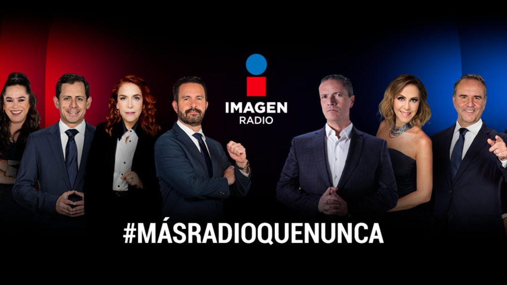 Locutores de Imagen Radio posando para celebrar los 26 años de la emisora, un referente en México.
