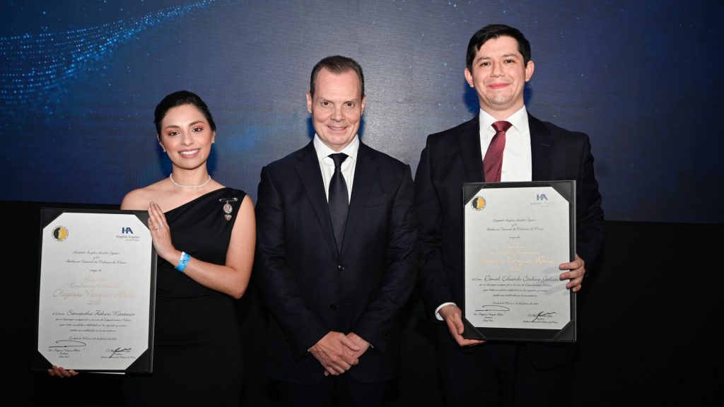 El Lic. Olegario Vázquez Aldir acompañado por los ganadores de las becas de excelencia, la Dra. Martínez y el Dr. Córdova.