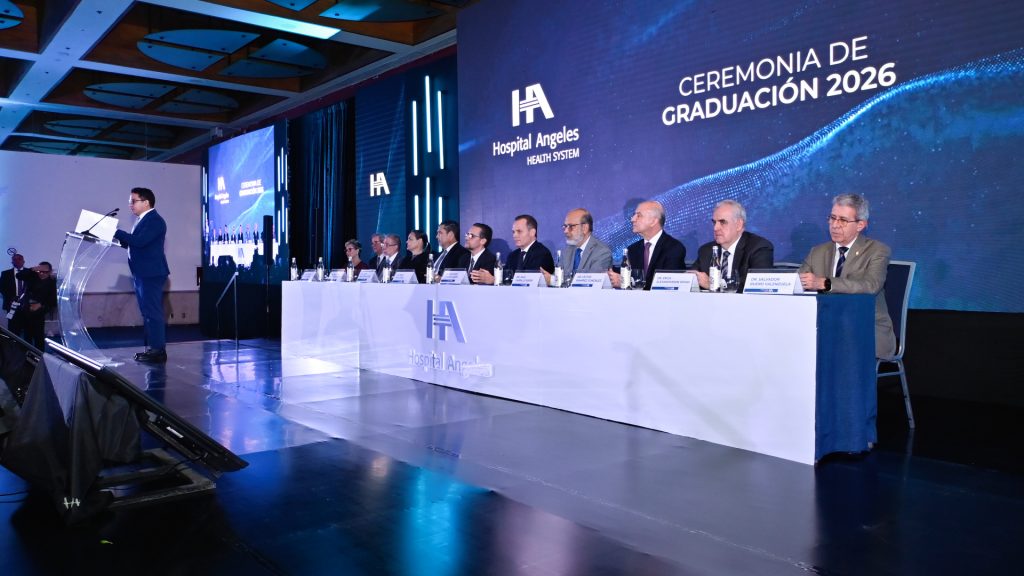 El presídium de la ceremonia de graduación de médicos residentes, alta especialidad y entrega de becas de excelencia médica de Hospital Angeles Health System.