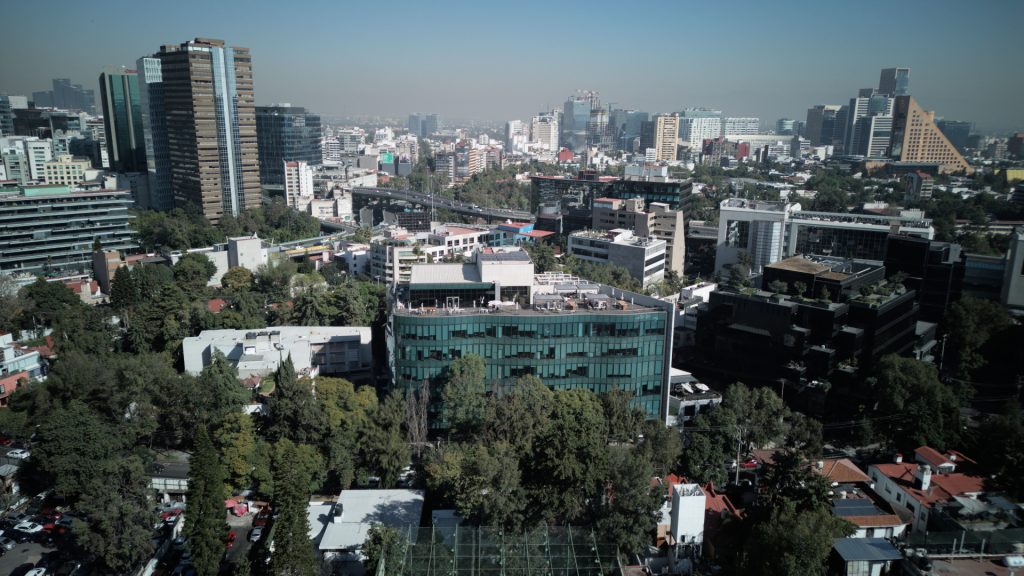 Fotografía desde drone que muestra la Ciudad de México y el edificio de las oficinas de Banco Multiva.