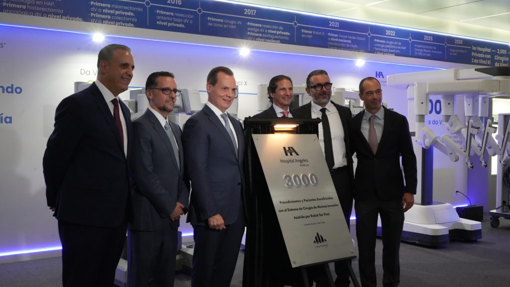 Directivos de Hospital Angeles Health System develaron la placa de 3,000 cirugías de Hospital Angeles Pedregal, un hito único en México.