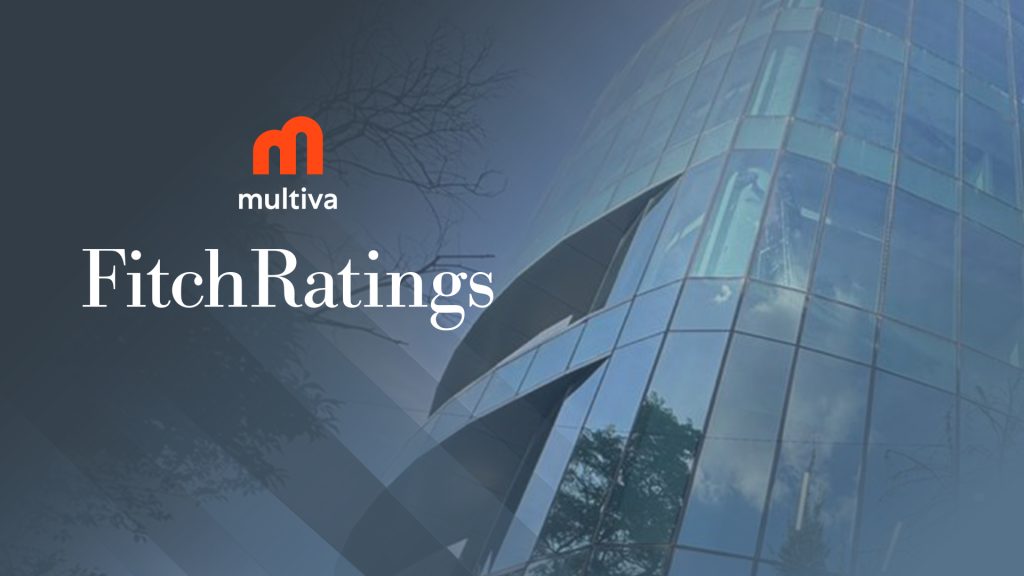 Fachada de Banco Multiva con el logotipo en color naranja para anunciar su mejora de calificación en el ámbito de las finanzas.
