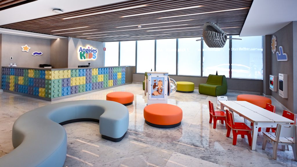 Sala de espera de Angeles Kids, el área pediátrica de Hospital Angeles Pedregal que está pensada para brindar una experiencia agradable y única para los niños.