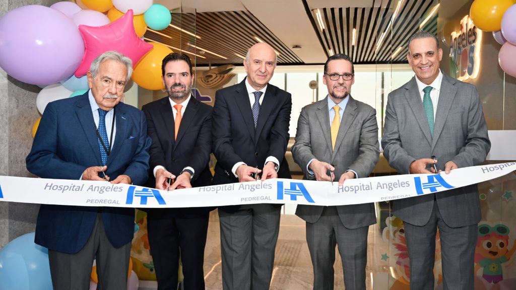Directivos de Hospital Angeles Pedregal y de Hospital Angeles Health System inauguran Angeles Kids, la nueva área pediátrica del grupo.