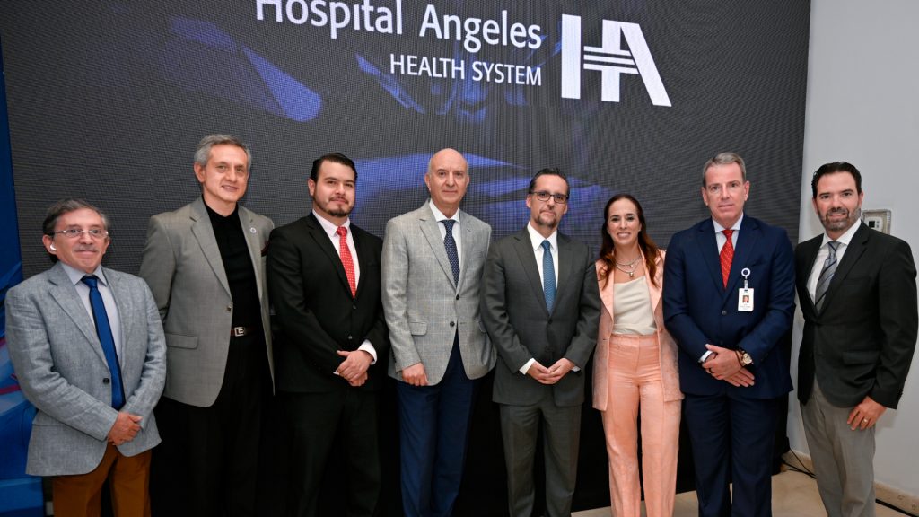 Directivos de Hospital Angeles y de Medtronic reunidos para inaugurar el robot HUGO en Hospital Angeles Clínica Londres.