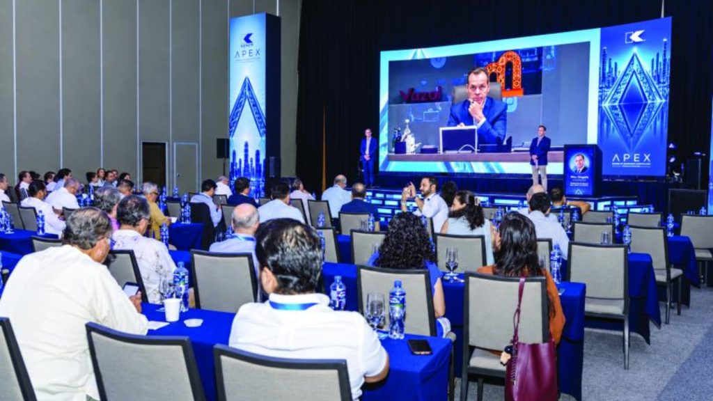 Olegario Vázquez Aldir en APEX Cumbre de Innovación Hospitalaria.