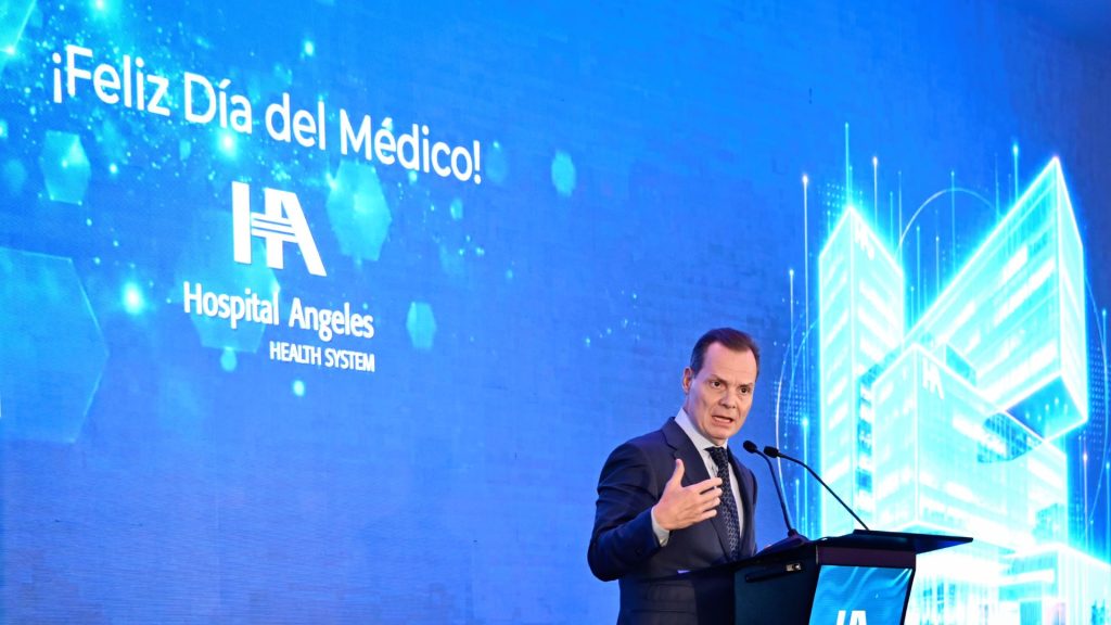 Olegario Vázquez Aldir dando un discurso del Día del Médico para Hospital Angeles.
