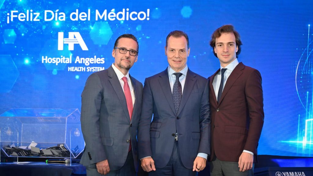 Jesús Ruiz López, Olegario Vázquez Aldir y Olegario Vázquez Garza en el Día del Médico de Hospital Angeles.